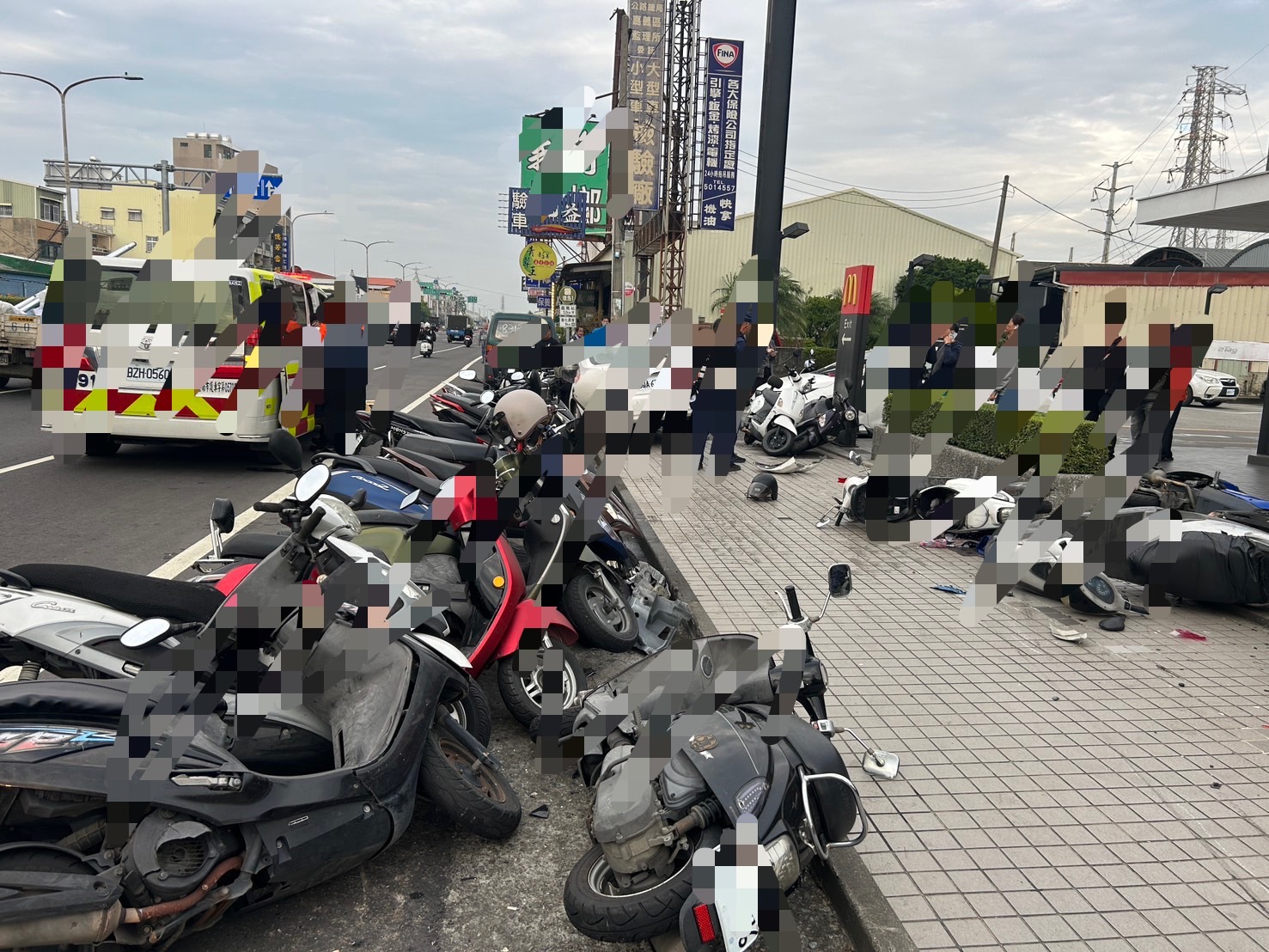 ▲台南7旬翁失控暴衝！掃倒整排機車「差點衝進麥當勞」（圖／記者王俊勝 翻攝）