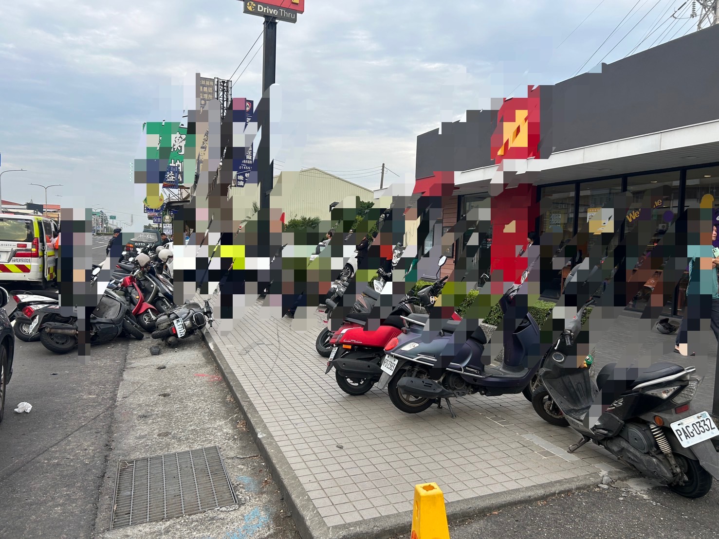 ▲台南7旬翁失控暴衝！掃倒整排機車「差點衝進麥當勞」（圖／記者王俊勝 翻攝）