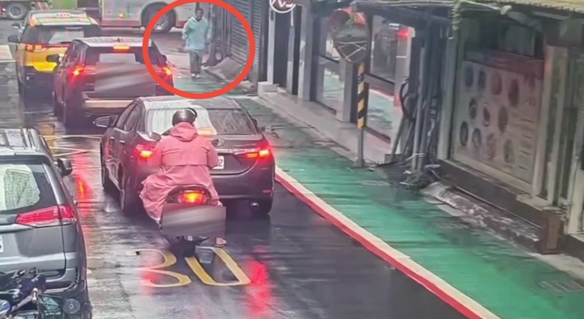 ▲警方調閱案發後畫面。（翻攝畫面）