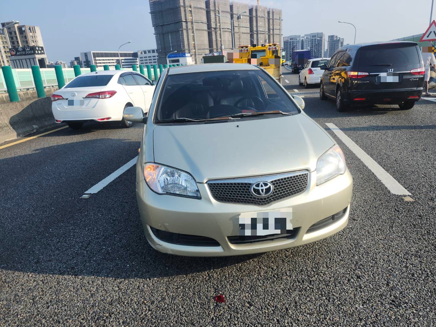 台74線北屯段貨車變換車道釀事故　小客車受損所幸無人傷亡