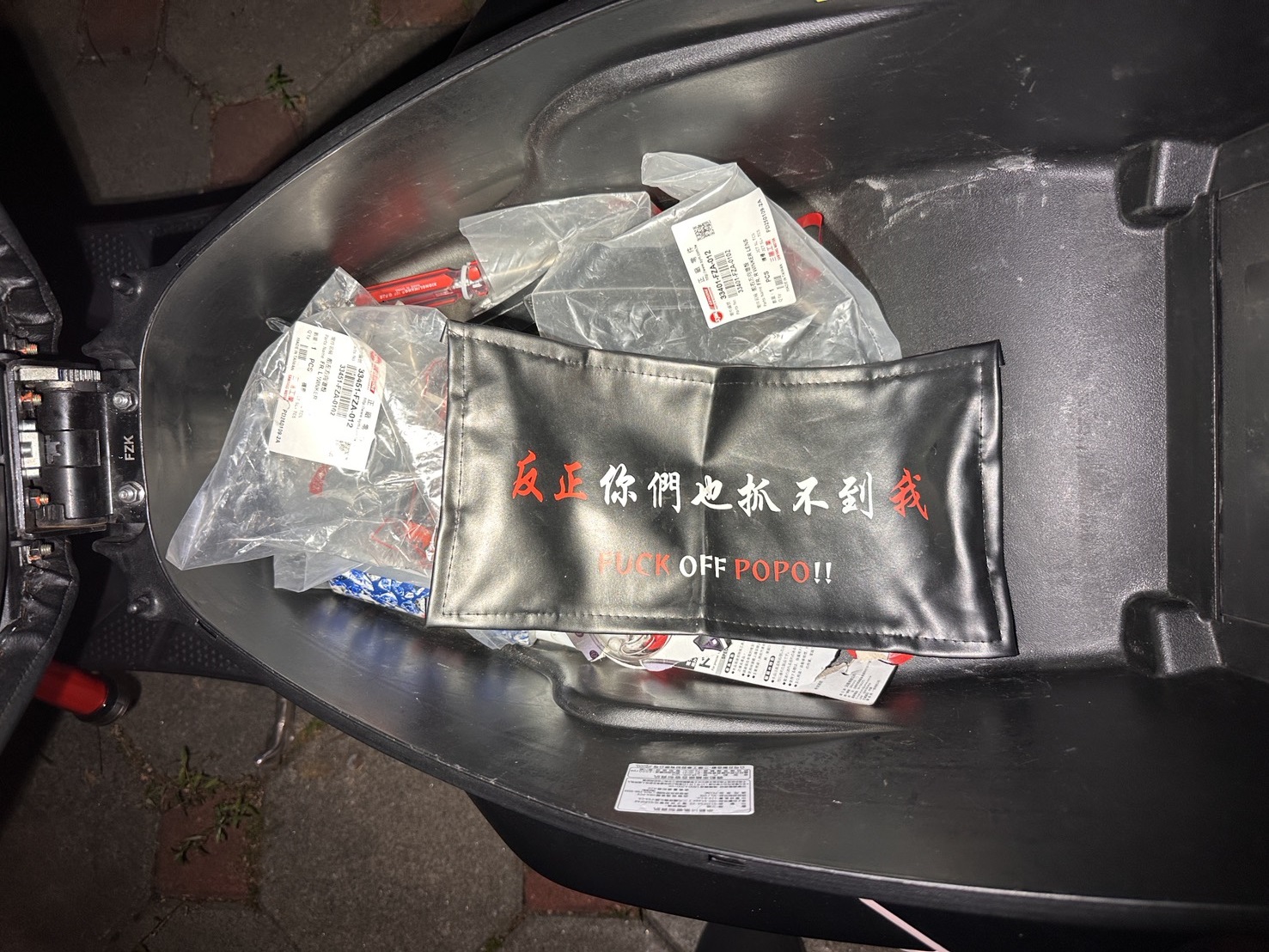 囂張妹騎噪音車被逮 車廂藏「抓不到我」牌套.(圖/翻攝)