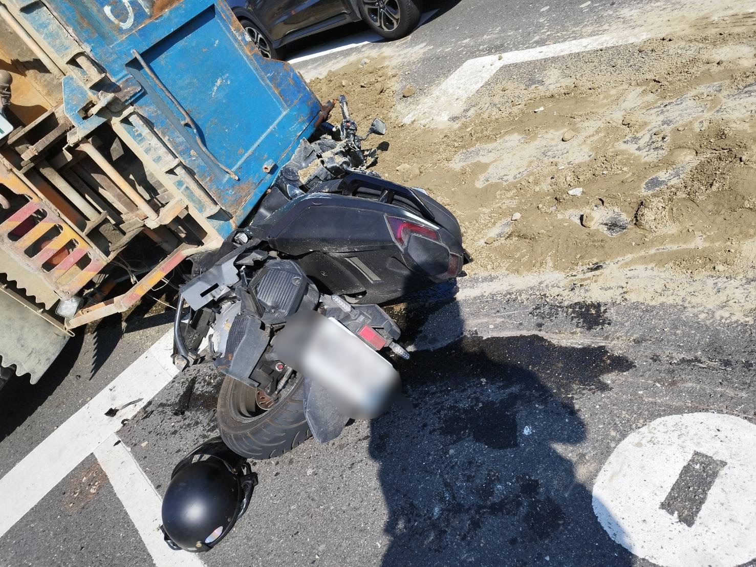 ▲騎士立即送醫治療（圖／記者王俊勝 翻攝）