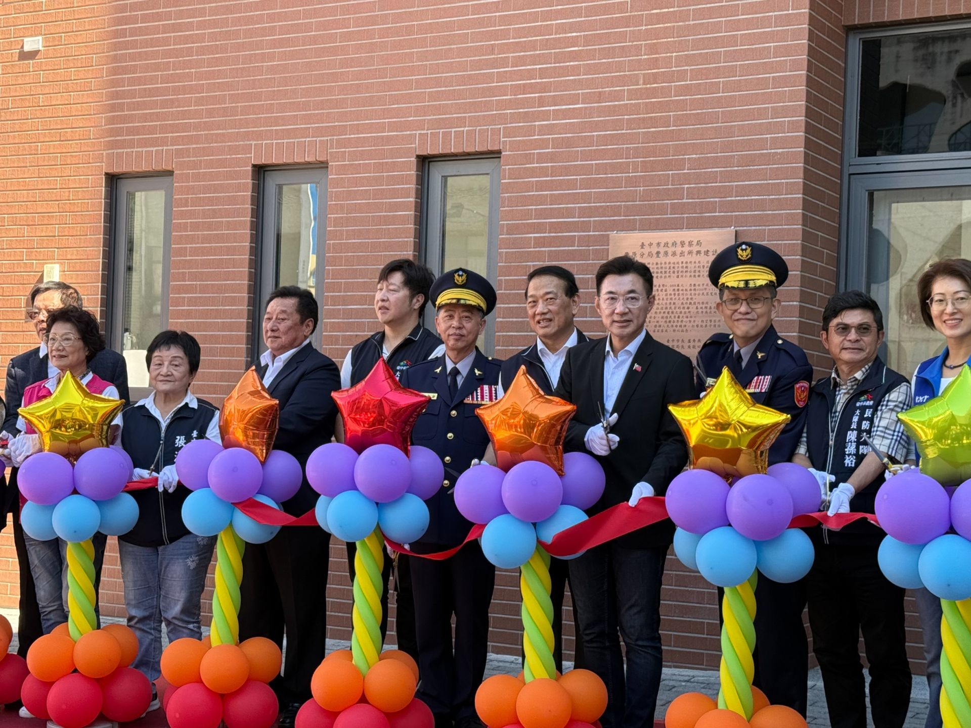 豐原派出所新廳舍落成啟用典禮，地方政要與警界代表共同剪綵，場面熱鬧。