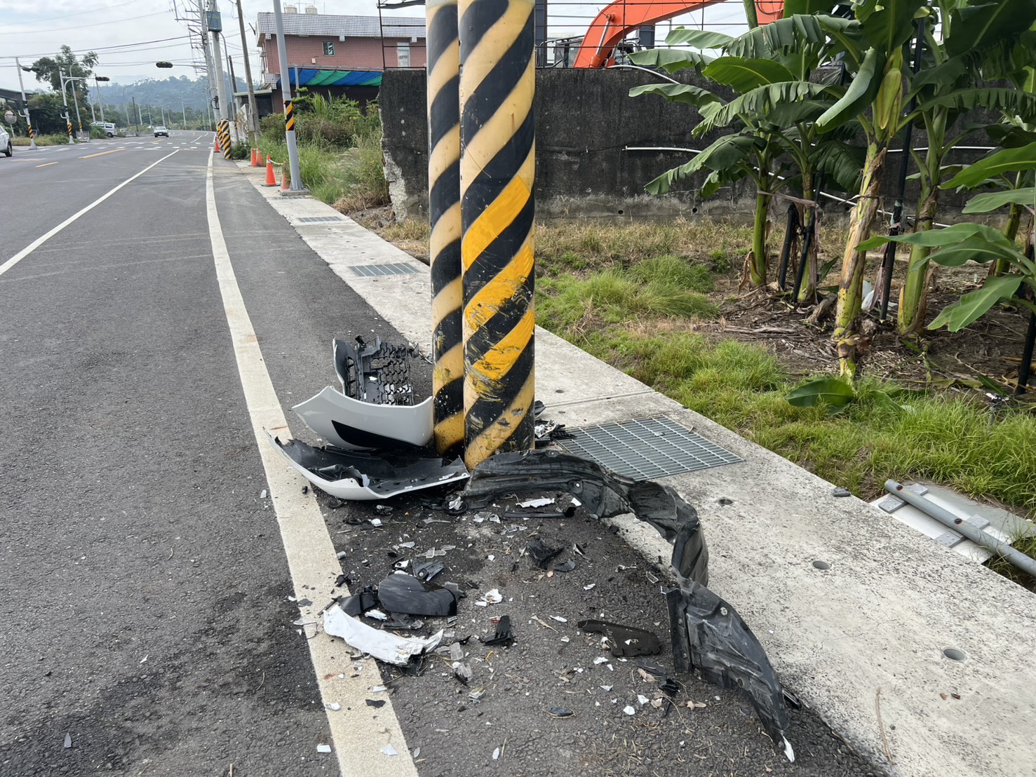 ▲現場遺留大片車殼，可見當下撞擊有多大（圖／記者王俊勝 翻攝）