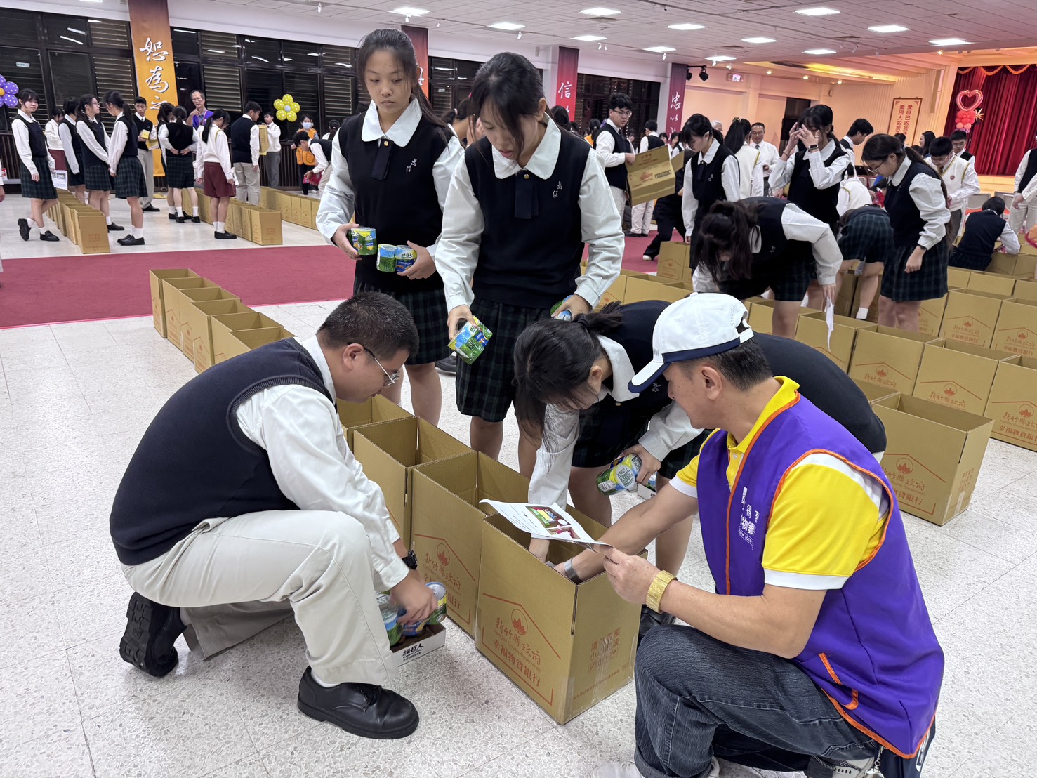 新竹縣政府與安得烈慈善協會在忠信學校舉辦「惜食傳愛」公益裝箱活動，縣府與師生共同完成200箱食物箱，傳遞社會關懷與正能量。