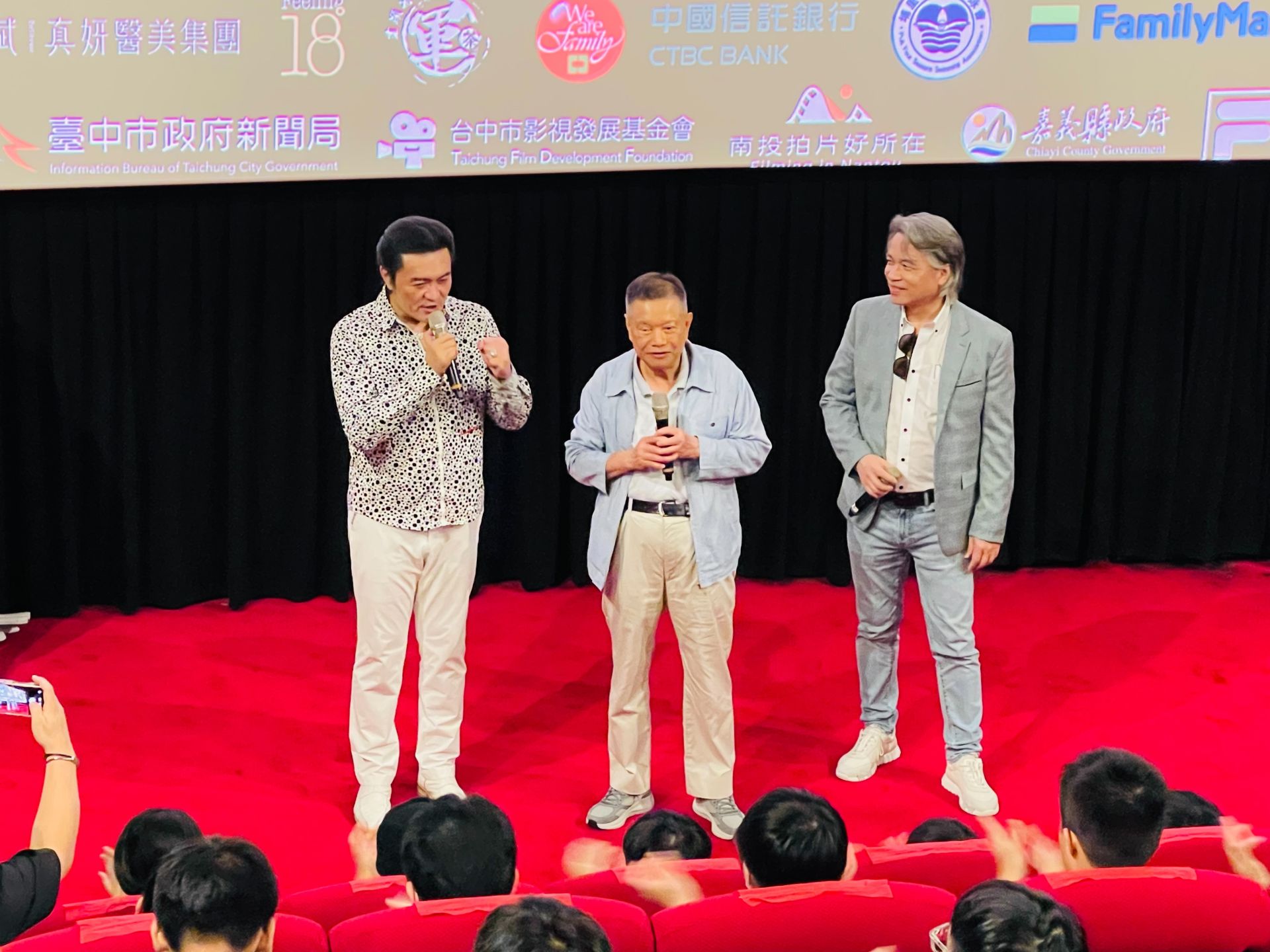 春保鎢鋼集團廖萬隆(中)、李㼈(左)與中華商海董事樊芳銘。