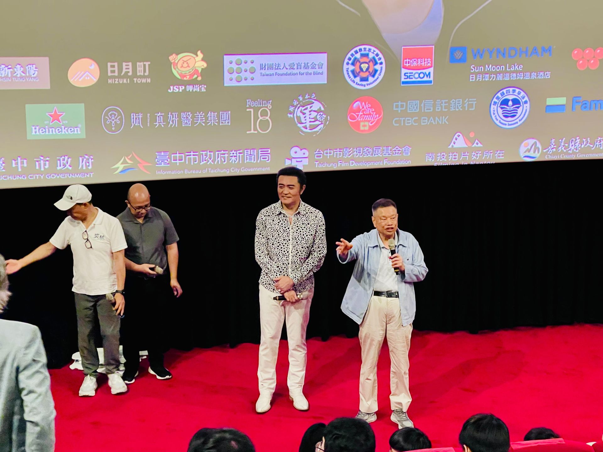 春保鎢鋼集團廖萬隆(右)、包場邀清學生欣賞國片《突破3000米的泳氣》。(圖/記者 王傳文攝)