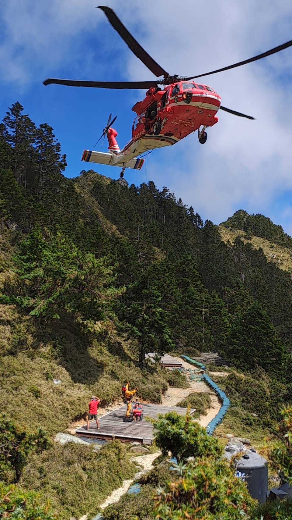 登嘉明湖突身體不適!55歲女登山客疑似高山症 直升機緊急吊掛送醫