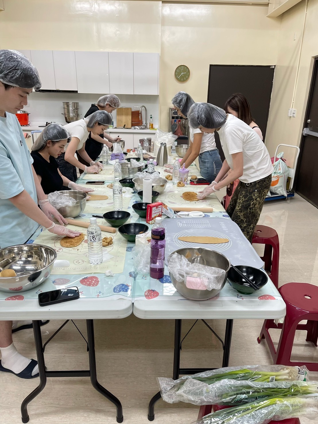 台中誠蓮曲佩仁波切基金會攜手年輕志工　親手製作手工饅頭送暖長者