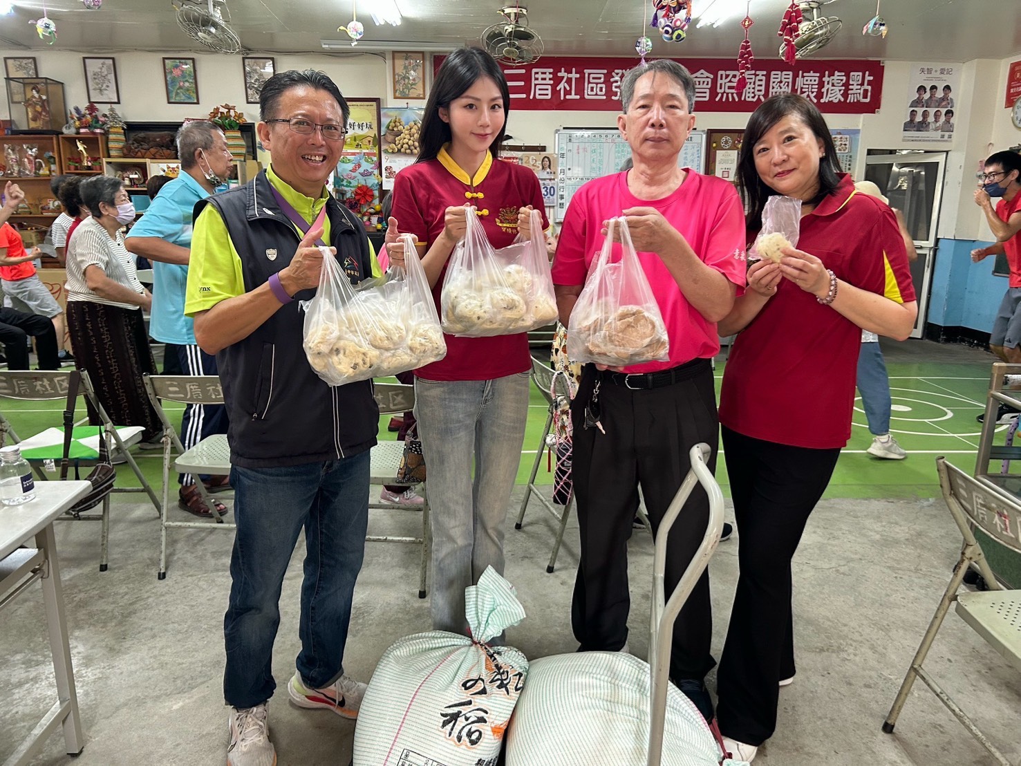 台中誠蓮曲佩仁波切基金會攜手年輕志工　親手製作手工饅頭送暖長者