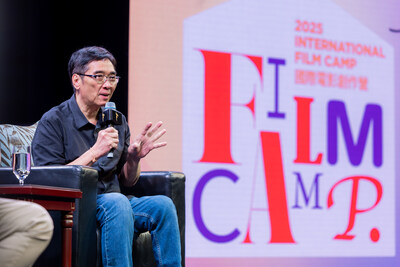 「國際電影創作營2025」周一在澳門倫敦人舉行閉幕儀式前夕舉辦大師班,邀請香港著名導演、編劇、監製關錦鵬分享其職業生涯及創作歷程,令與會者深獲啟發。 「國際電影創作營2025」周一在澳門倫敦人舉行閉幕儀式前夕舉辦大師班,邀請香港著名導演、編劇、監製關錦鵬分享其職業生涯及創作歷程,令與會者深獲啟發。