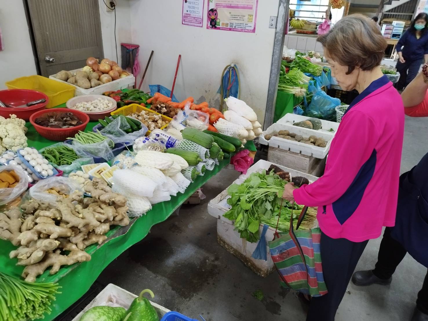 花蓮縣吉安鄉慶豐市場處處可見民眾自備環保購物袋採買。(圖∕縣政府提供)