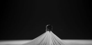 台中國家劇院秋冬遇見巨人系列-無垢舞蹈劇場30鉅獻《潮》彩排記者會，伴隨歌手許景淳的祖靈吟唱、演奏家賀毅明、蕭盈的擊鼓、水墨留白的舞台，構織生命的詩歌。(圖/臺中國家歌劇院，攝影：林峻永)