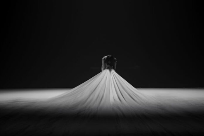 台中國家劇院秋冬遇見巨人系列-無垢舞蹈劇場30鉅獻《潮》彩排記者會，伴隨歌手許景淳的祖靈吟唱、演奏家賀毅明、蕭盈的擊鼓、水墨留白的舞台，構織生命的詩歌。(圖/臺中國家歌劇院，攝影：林峻永)