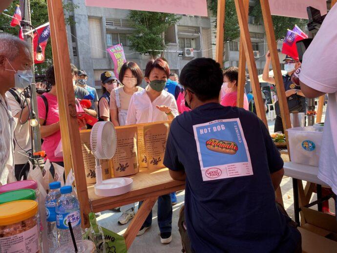 雙市國慶前夕，燕子總部辦國慶市集，盧秀燕市長到每個設攤跟業者話家常。(圖/記者林均和攝)