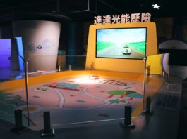 ▲「達達光能歷險」可透過操作燈光控制太陽能車完成永續任務、理解光能與再生能源應用。（照片提供／國立自然科學博物館）。
