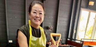 「十三涮四川料理重慶火鍋」東北創意菜以川味快炒的鐵鍬麻辣海鮮方式呈現相當有創意。（圖/記者林均和攝）