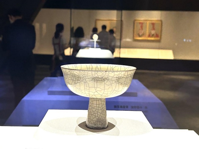 〈青瓷高足碗〉底徑寬闊、器足高挑,便於手持傳遞,反映蒙古草原飲宴文化。(圖:故宮南院提供)