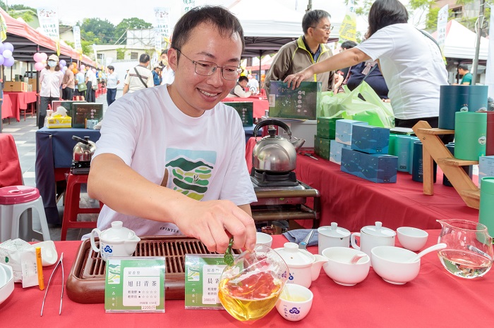 今年阿里山高山茶春季優良茶競賽30日在梅山鄉農會頒獎,現場品茶人潮多。