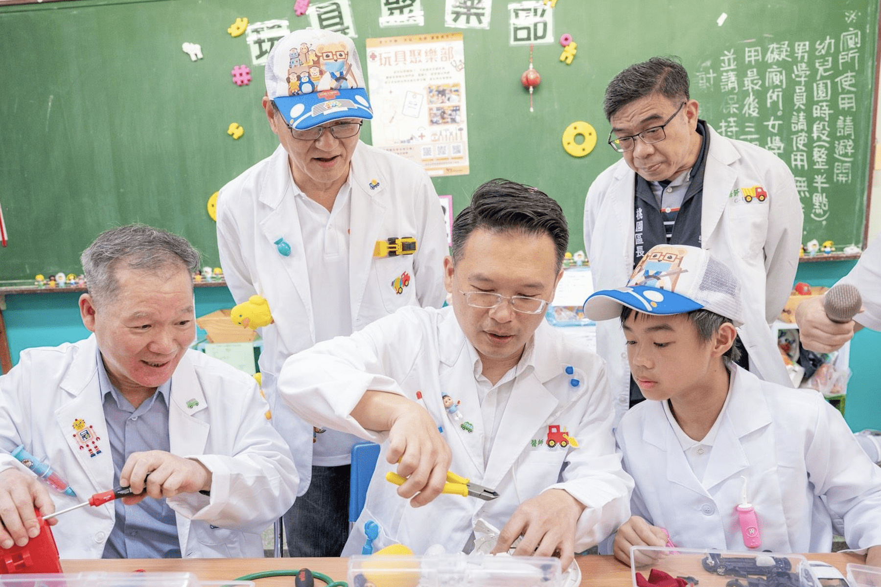 中埔國小玩具醫院揭牌     蘇俊賓讚爺奶小醫生共創永續     推動世代共榮