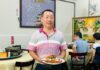大祥海鮮餐廳老闆葉祥忠說螃蟹料理中，以原味和蒜香最受饕可歡迎。(圖/記者林均和攝)