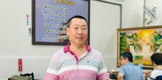 大祥海鮮餐廳老闆葉祥忠說螃蟹料理中，以原味和蒜香最受饕可歡迎。(圖/記者林均和攝)