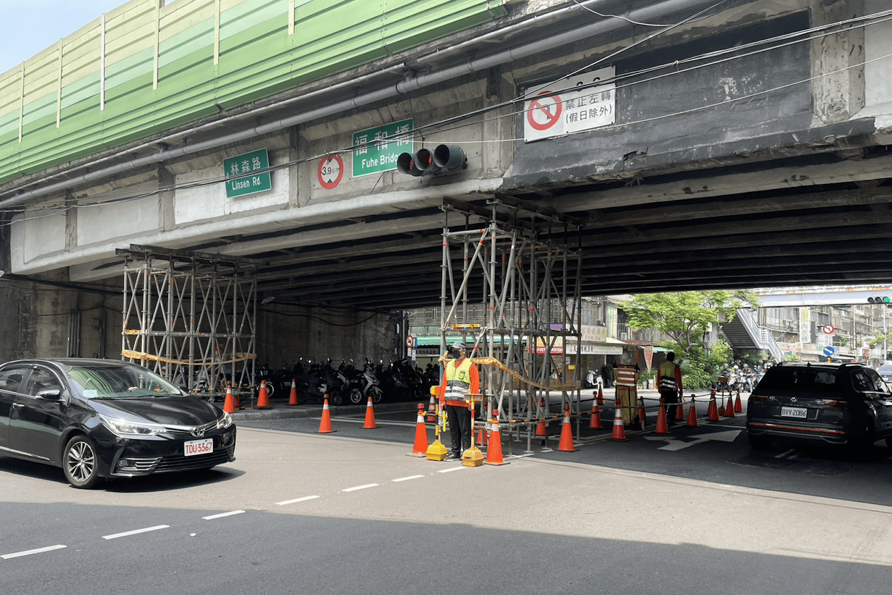 永和區福和橋遭超高車輛撞擊     新北工務局封閉林森路主橋部分車道     用路人請注意行車安全