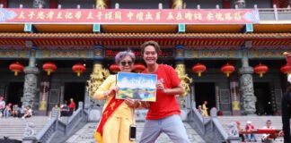 ▲藝人柯大堡創了中壇元帥歌曲贈給桃園護國宮，由師娘張雪娥(左)領接。(圖/業者提供) 