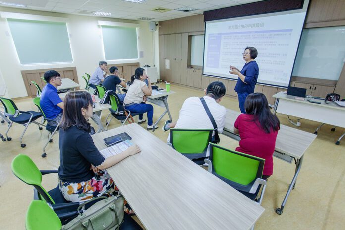▲嘉義縣政府陸續開辦海線及山線地方型SBIR計畫撰寫工作坊」，積極協助業者培養計畫書撰寫能力。（圖/嘉義縣政府提供）