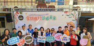 ▲「金牌農村．低碳未來」聯合成果展市集活動現場大合照。（記者廖家賢拍攝）