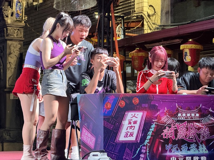 拜拜兼打Game！嘉義城隍廟的中元祭比你想的還潮。（嘉義市政府提供）