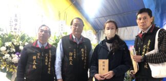 ▲警專校友總會派員關懷慰問家屬致贈慰問金。（圖／警專校友總會提供）