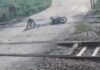 影/印度騎士穿越鐵軌時打滑!來不及將機車扶起逃跑 遭火車撞死影片瘋傳