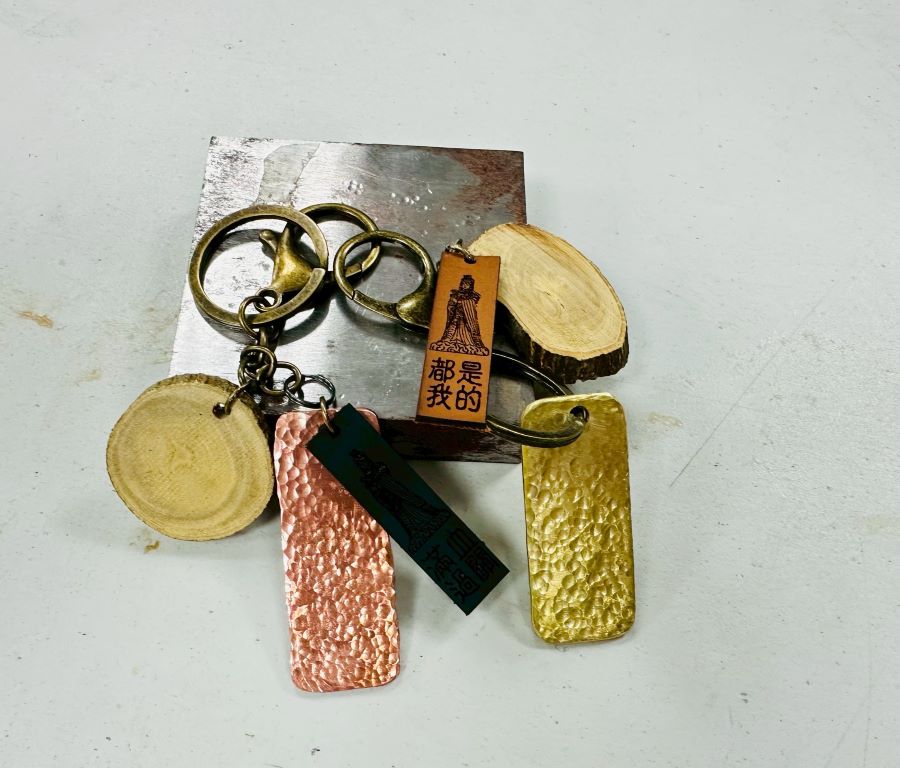 西湖湖東休閒農業區安排有「金工手作課程」,讓參與者親自敲打造出獨一無二的金工鑰匙圈,體驗打鐵師傅的手感。(圖/記者林均和攝)