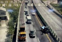 ▲國道5號南下31.6K路肩工程車遭小貨車撞擊，小貨車駕駛OHCA。(圖/國道第九公路警察大隊提供)