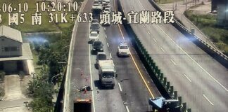 ▲國道5號南下31.6K路肩工程車遭小貨車撞擊，小貨車駕駛OHCA。(圖/國道第九公路警察大隊提供)