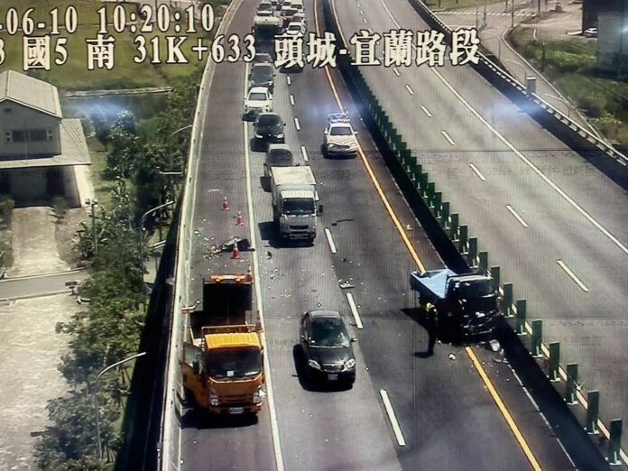 ▲國道5號南下31.6K路肩工程車遭小貨車撞擊，小貨車駕駛OHCA。(圖/國道第九公路警察大隊提供)