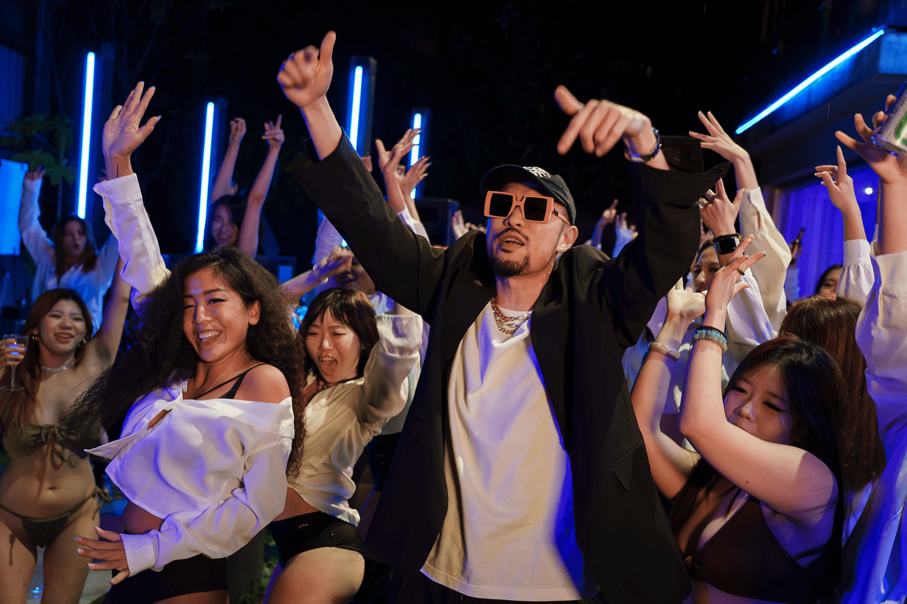 新曲〈約翰屈伏塔〉縱情胡鬧派對     邀近50名性感舞者火辣熱舞解放壓抑     熱狗親自扭腰向經典致敬