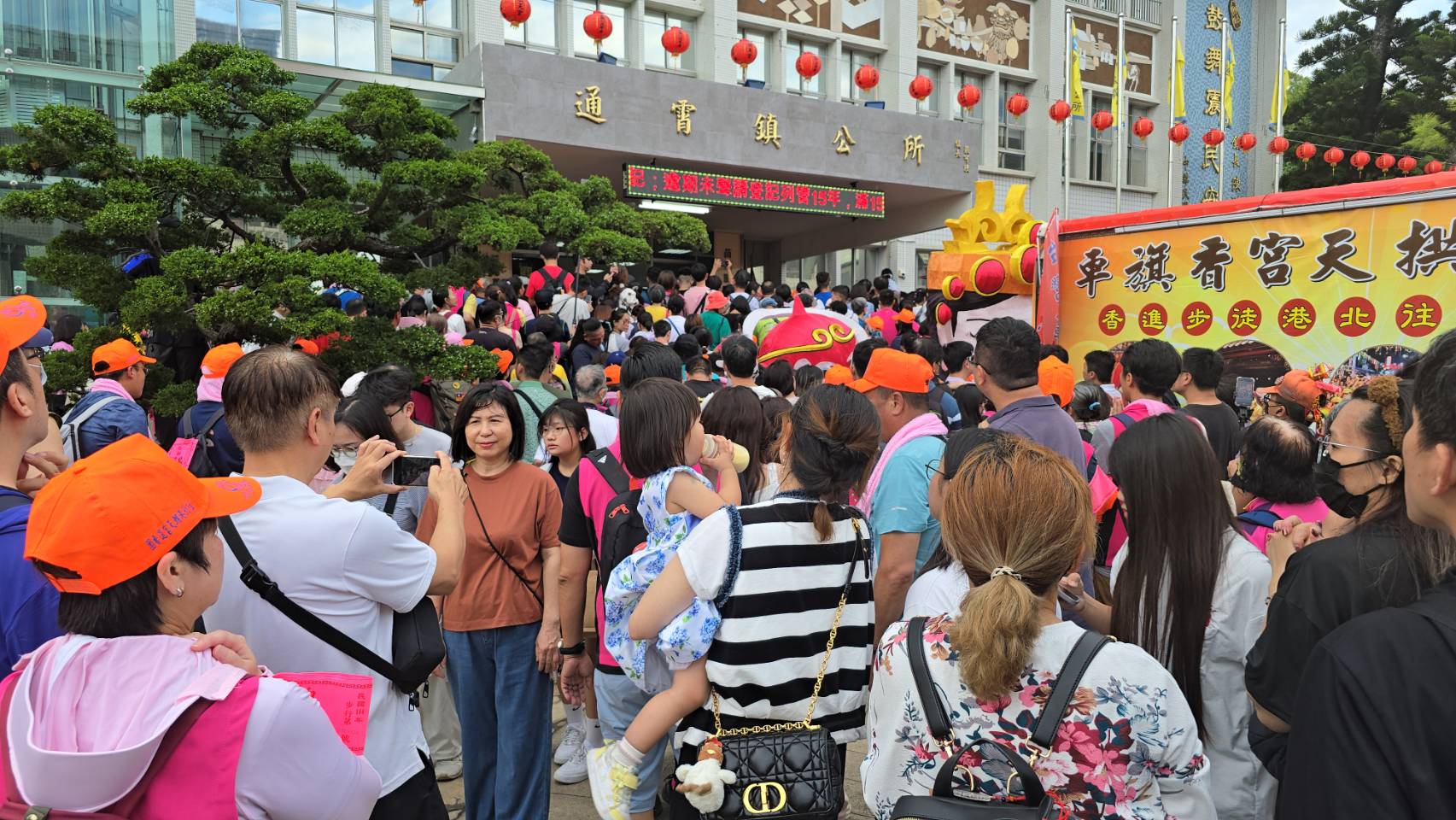 影音/史上頭一遭白沙屯媽祖駐駕通宵公所過夜 鎮長傻眼驚喜