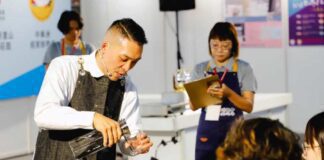 2024世界盃虹吸咖啡大賽台灣冠軍朱紹齊比賽現場。（圖/歐克佬精品咖啡）
