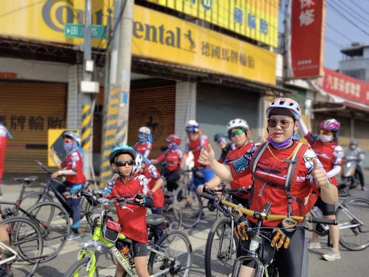 大華國小挑戰傳承七年畢旅騎單車 抵達內門順賢宮享辦桌美食