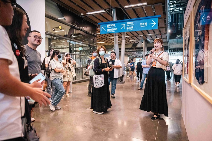 策展人鄭莘蓓現場導覽解說。圖片來源:國立臺灣歷史博物館提供