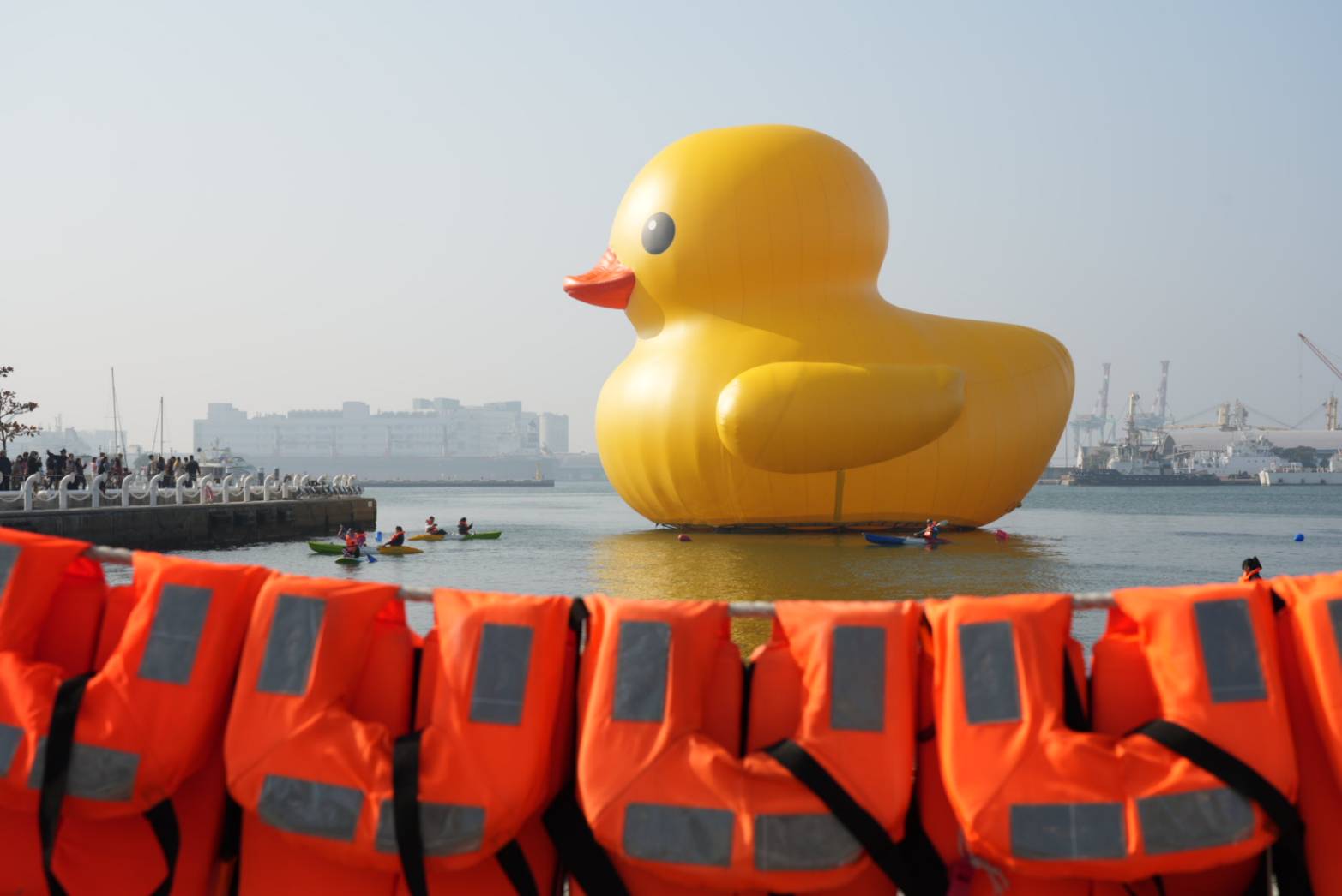 ▲「2024 Kaohsiung Wonderland 冬日遊樂園」，黃色小鴨狂潮再度引爆。（圖／李世聰提供）