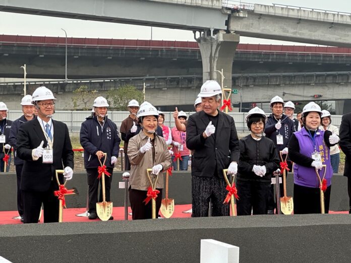 台中市長盧秀燕跟設計師世界頂尖的建築師隈研吾以及台中市議會議長張清堂、副議長顏莉敏跟其他參與的貴賓，一起進行巨蛋動土儀式。(圖/王記者林均和攝)