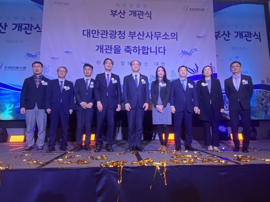 觀光署正式成立「駐釜山辦事處」，邀請韓國貴賓共同見證。圖／交通部觀光署