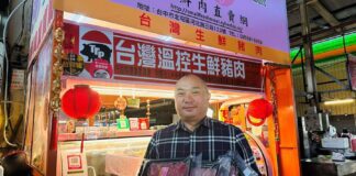 台中市豬肉攤商鄭茂祥以菜市場實體肉攤跟網路直購，打開自家豬肉生意，透過自設養豬場穩定供應肉源及市售價格。(圖/記者林均和攝)
