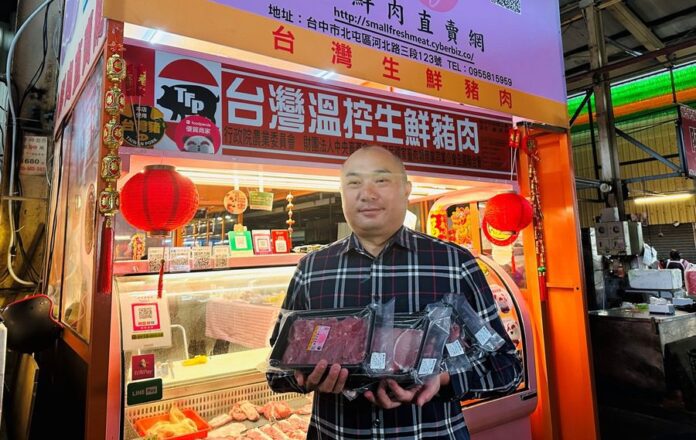 台中市豬肉攤商鄭茂祥以菜市場實體肉攤跟網路直購，打開自家豬肉生意，透過自設養豬場穩定供應肉源及市售價格。(圖/記者林均和攝)