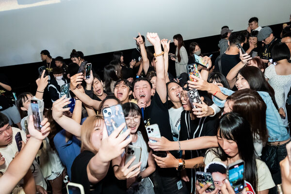 ▲《角頭－鬥陣欸》11天票房衝破1.4億，演員群全台夜市走透透宣傳。（圖／曼尼娛樂提供）