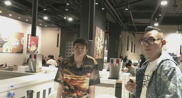 孫生到蹦闆的酸菜魚店徒手捏爆食物，蹦版表示不知情、不是炒作。（圖／翻攝孫生YouTube）