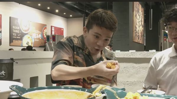 孫生到蹦闆的酸菜魚店徒手捏爆食物，蹦版表示不知情、不是炒作。（圖／翻攝孫生YouTube）